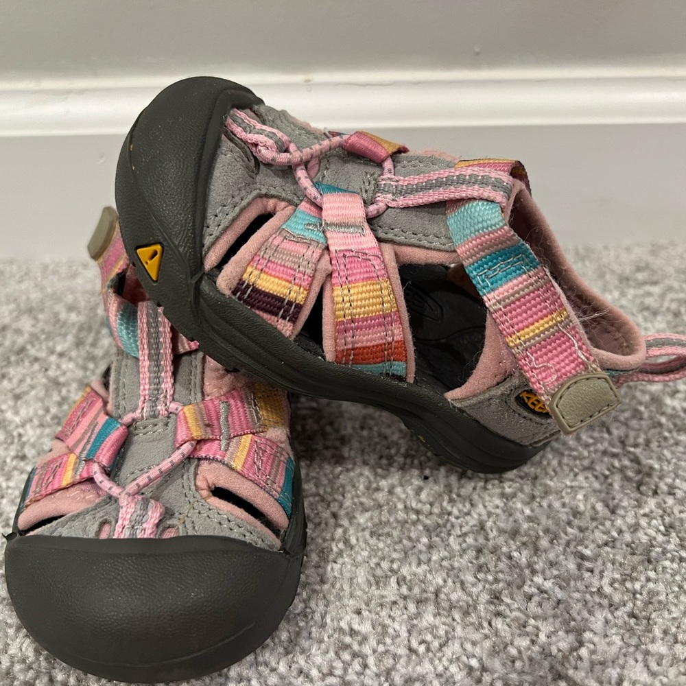 Keen Size 5 Toddler Shoes Good Play Condition